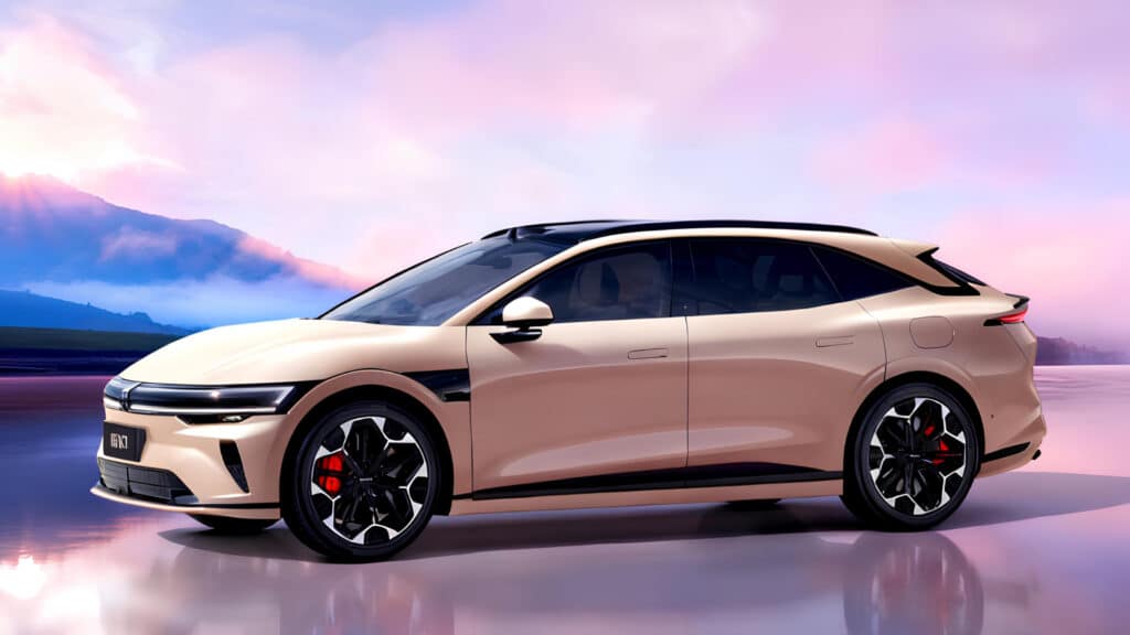 Zeekr 007 GT перекрасили в розовый, чтобы оживить продажи