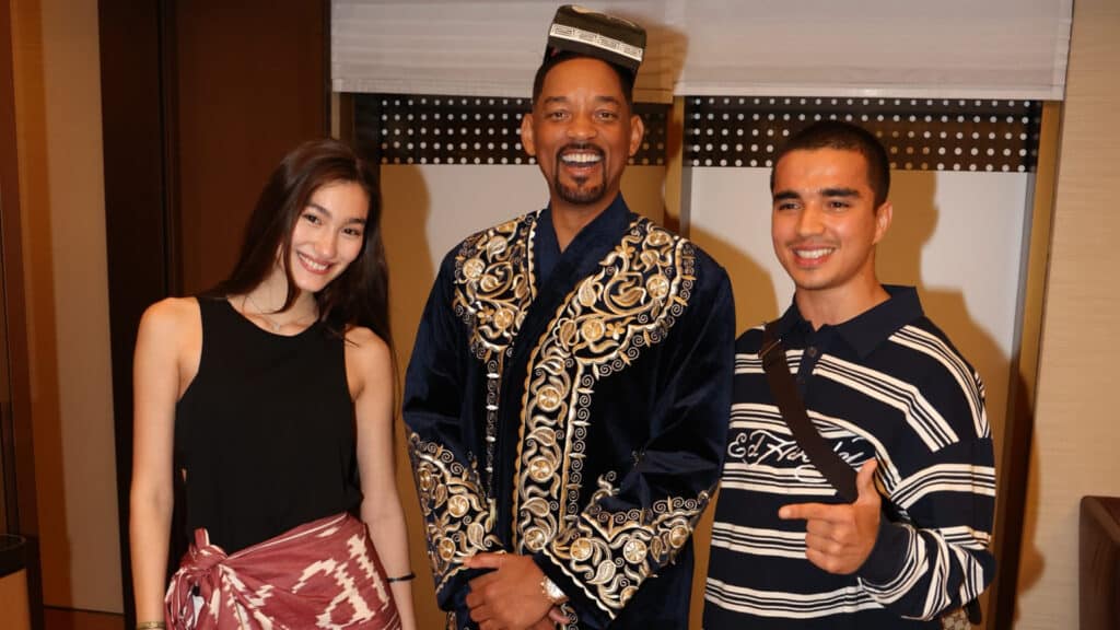 Блогер подарил узбекский чапан Уиллу Смиту, Will Smith, Uzbek chapan, doppa