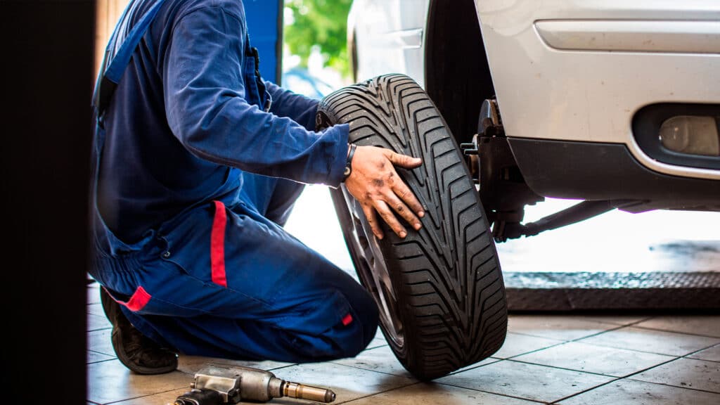 Казахстанцы пожаловались на рост цен на шиномонтаж