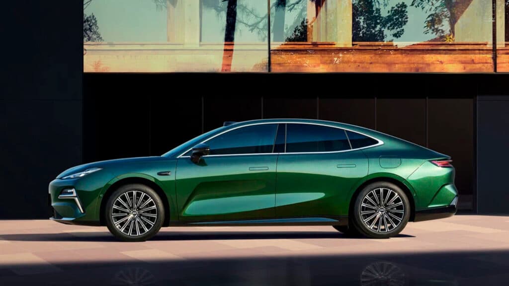 Geely показала Galaxy Starshine 7 — 5-метровый гибрид с запасом хода 165 км