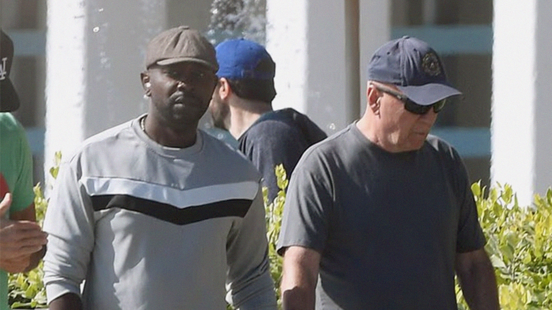 Брюса Уиллиса заметили на прогулке с сиделкой