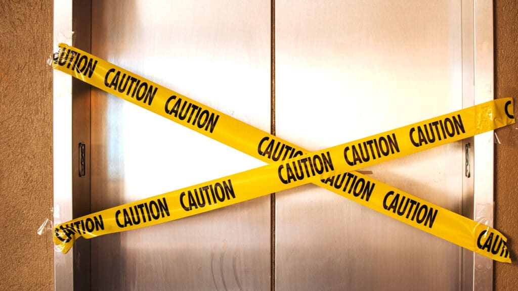 Лифт в одном из ЖК Астаны оказался собран "из разных кусков"