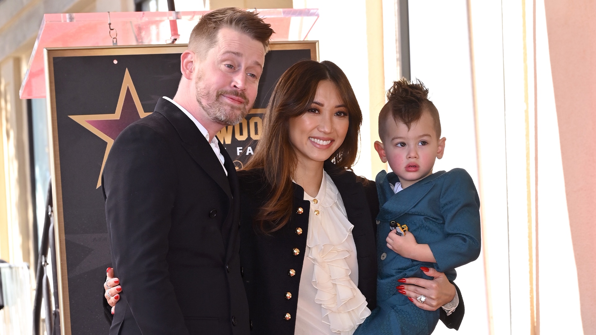 Дети звезды «Один дома» смотрят фильм, не зная, что их отец играет главного героя