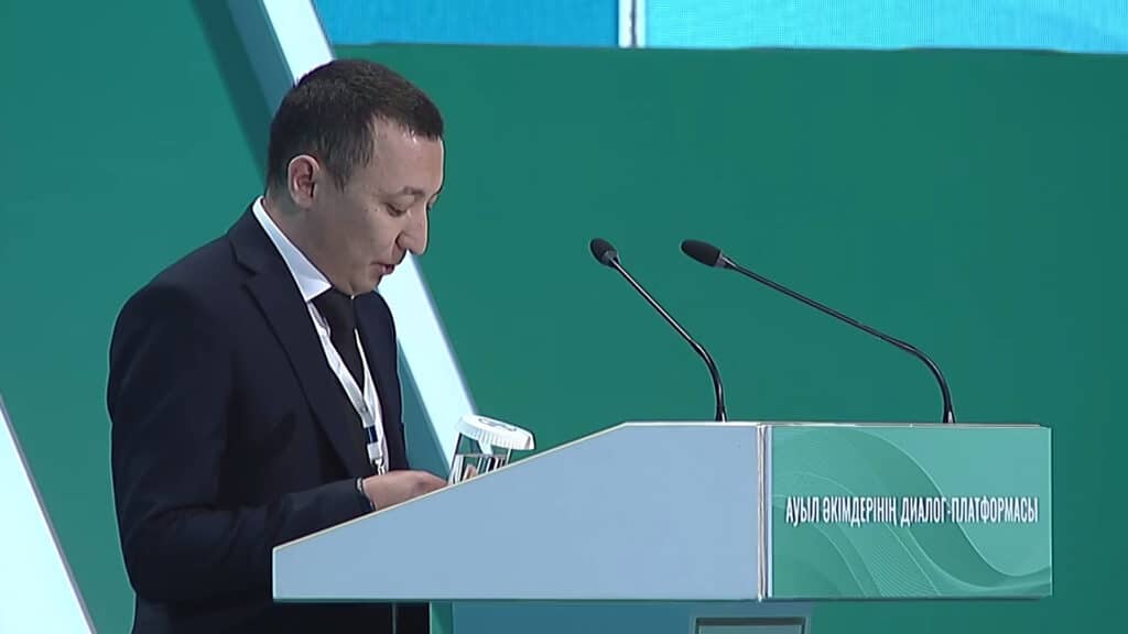 Аким села из Актобе попросил больше денег и меньше "чужих" задач