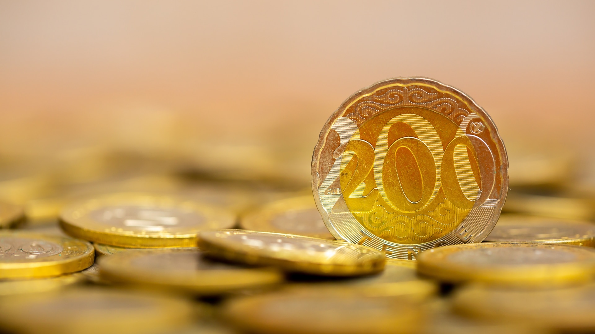 Тенге может продолжить укрепляться к доллару