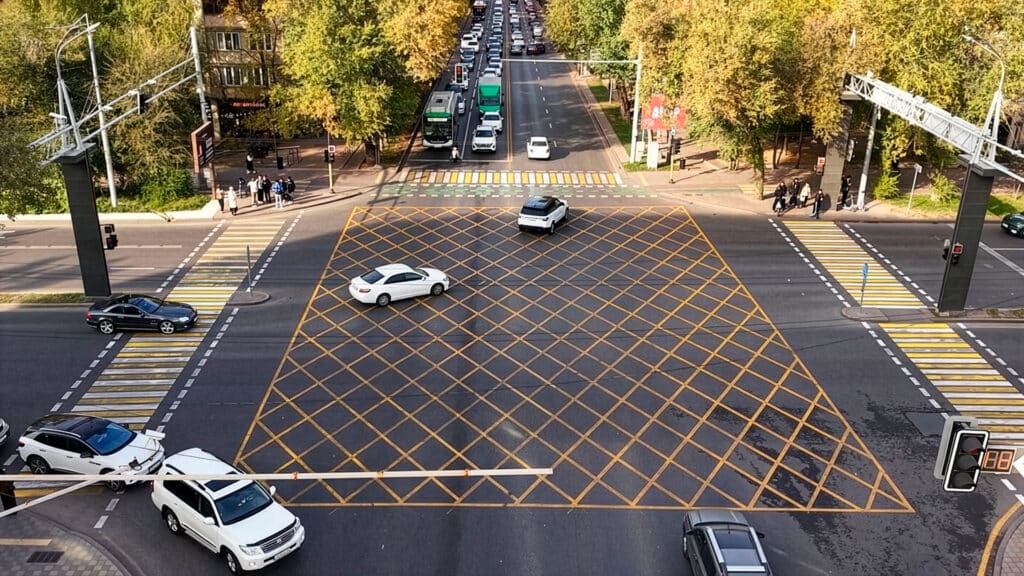 вафельная разметка в Алматы, вафля на перекрестке, штраф за вафельную разметку