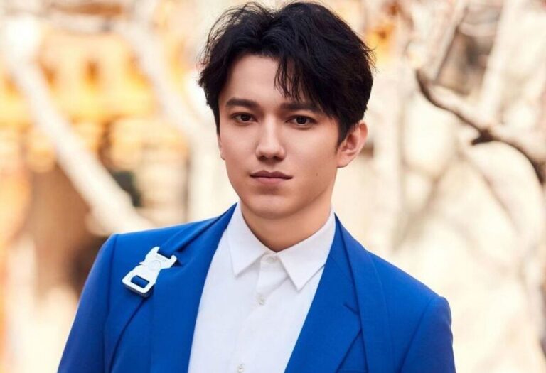 Fans stage peace action during Dimash Qudaibergen concert in Barcelona