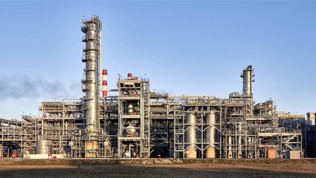 АЗРК объявило о планах приватизировать НПЗ в Атырау и Павлодаре в 2028 году