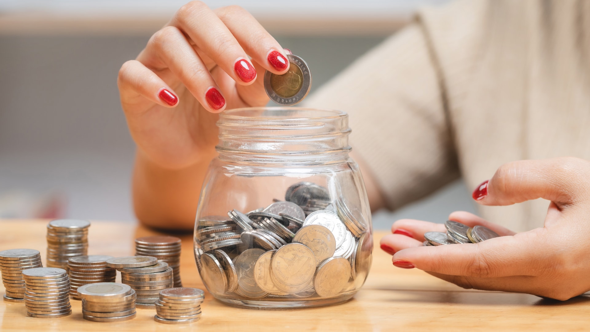 Почти 70% казахстанцев предпочитают хранить сбережения на депозитах