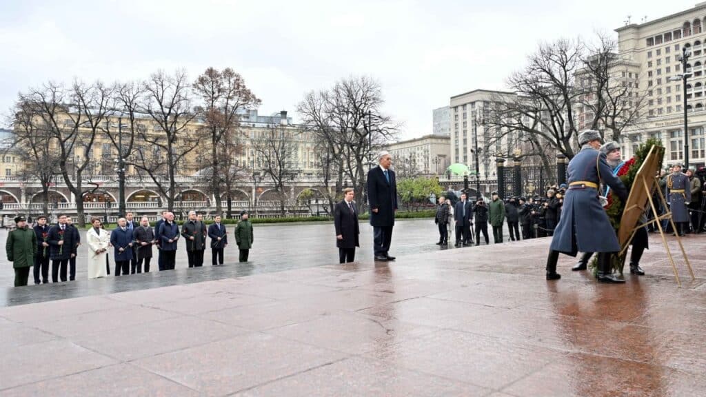 Бір минут үнсіздіктен кейін оркестр Қазақстан Республикасының мемлекеттік әнұранын орындады / фото: Ақорда

