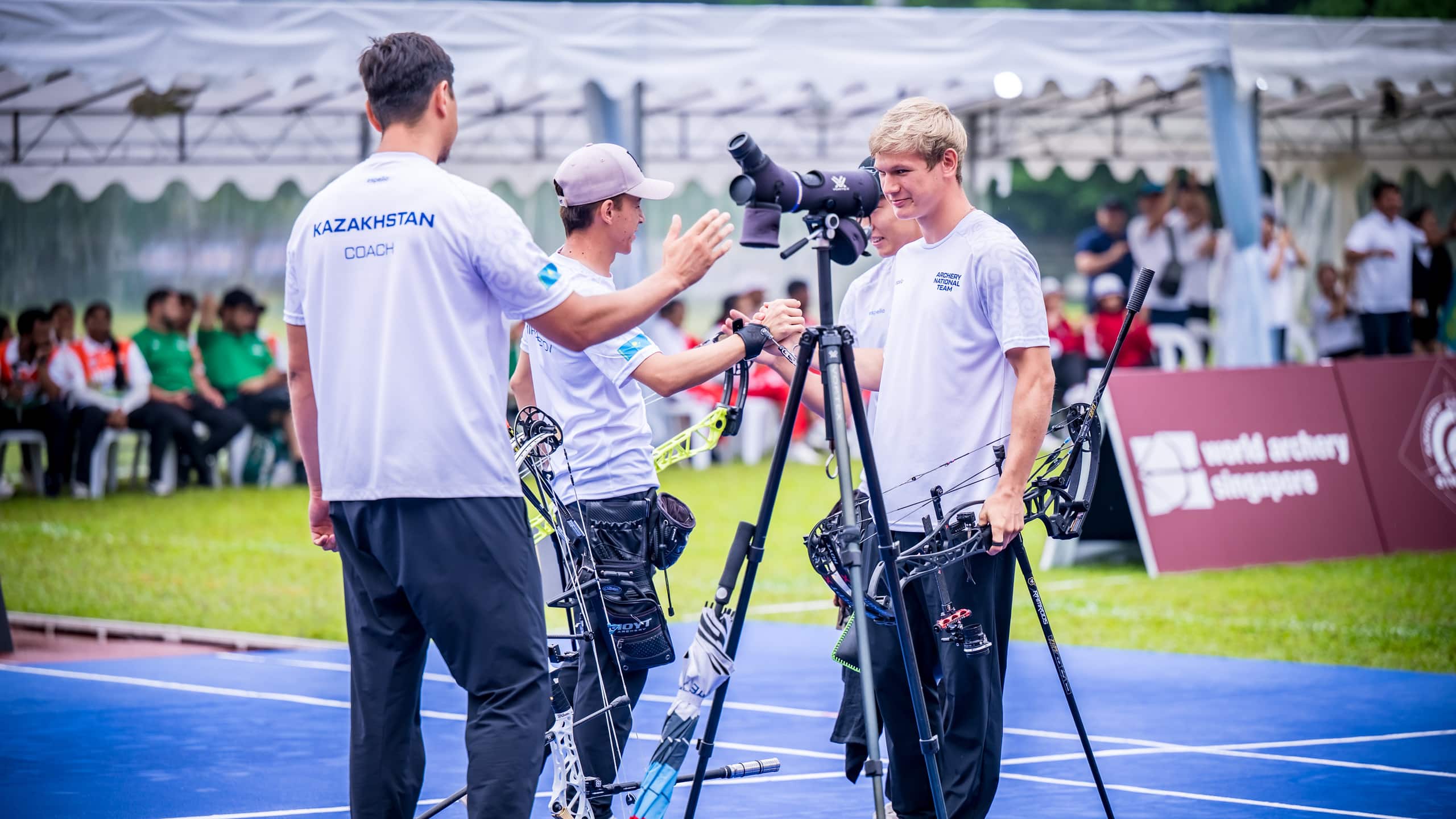 Мужская сборная Казахстана в стрельбе из блочного лука в составе Дилмухамета Мусы, Бунеда Мирзаметова и Андрея Тютюна выиграла золото чемпионата Азии в Бангладеше