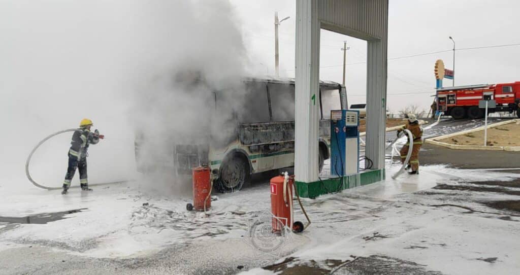 Загорелся автобус на АЗС в Атырауской области