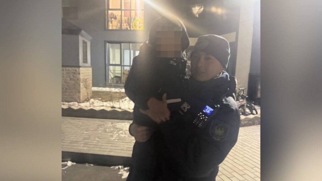 Камера жазбаларынан баланың алдымен аулада жүргені анықталды / фото: Polisia. kz
