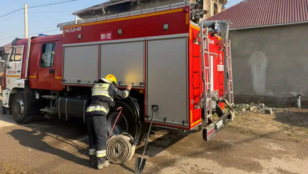 Өрт болған үйдің маңайындағы өрт сөндірушілер / фото: Дилара Иса