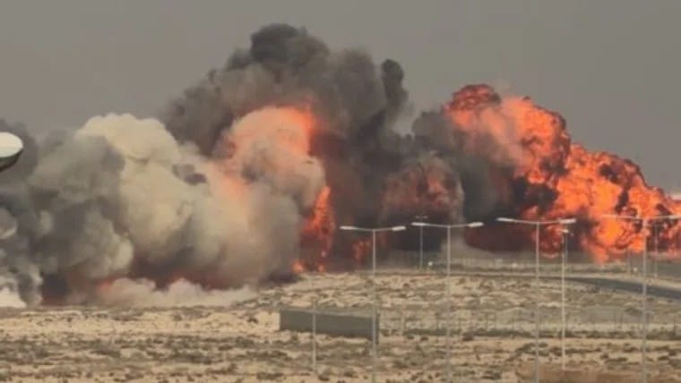 Оқиға орнында қалың қара түтіннің көтерілгені көрінеді / Фото: X