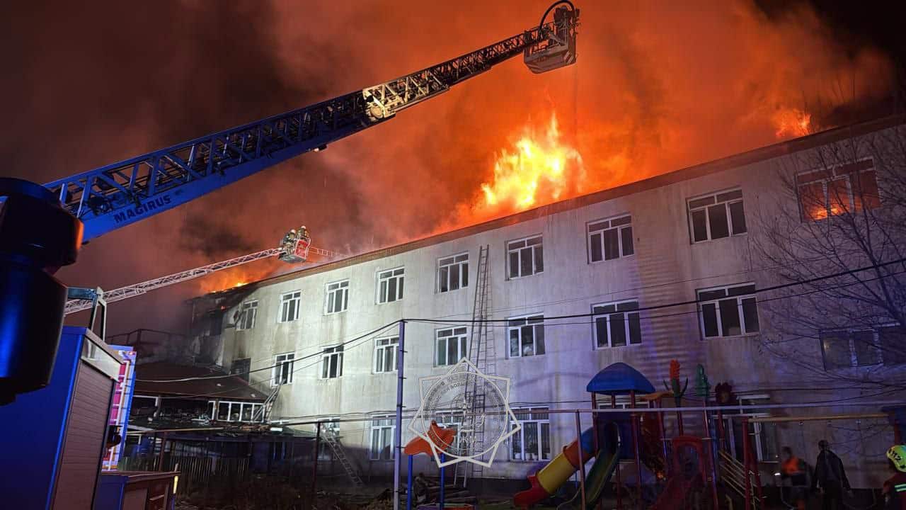 Горящий детский дом тушат в Алматы