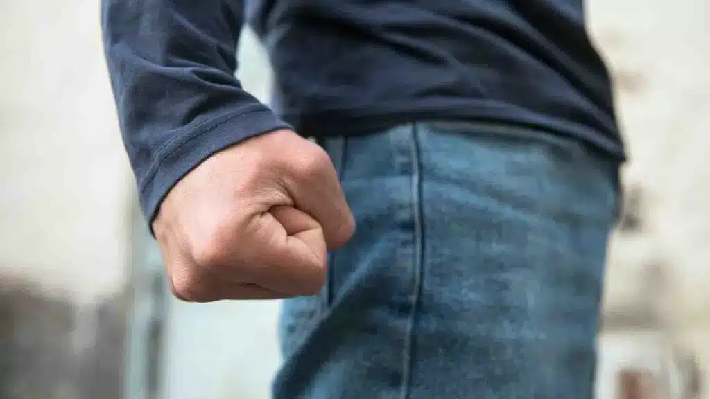 Мұғалімнің оқушыны қабырғаға тақап, қысып тұрғаны бейнежазбадан көрінеді / фото: shutterstock