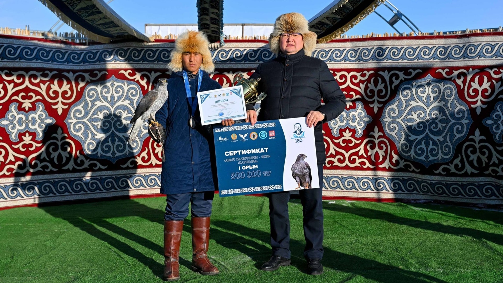 Қаршыға жарысының жеңімпазы құсбегілер жарысы