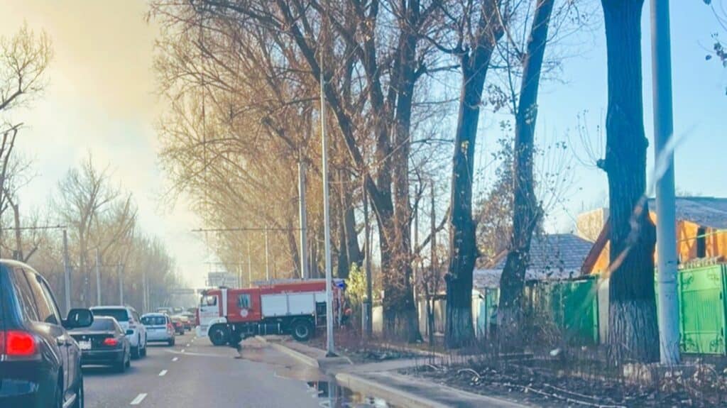 Сейфуллин даңғылындағы өрттен Алматыда көліктер кептеліп тұр