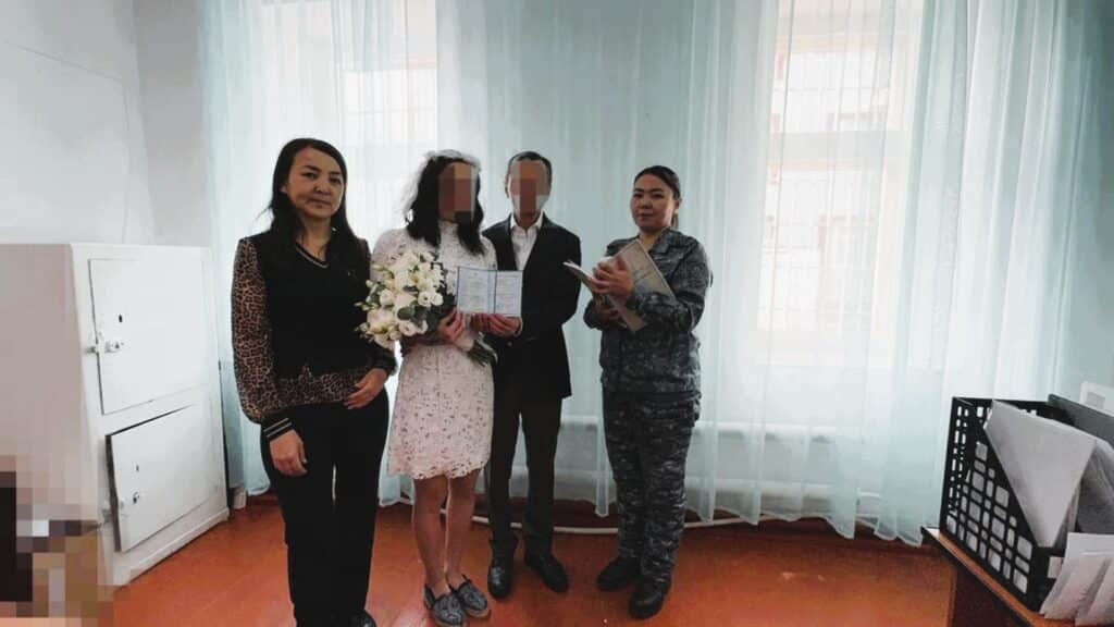 Колониядағы той: қамауда отырған әйел өзінен 20 жас үлкен фельдшерге тұрмысқа шықты