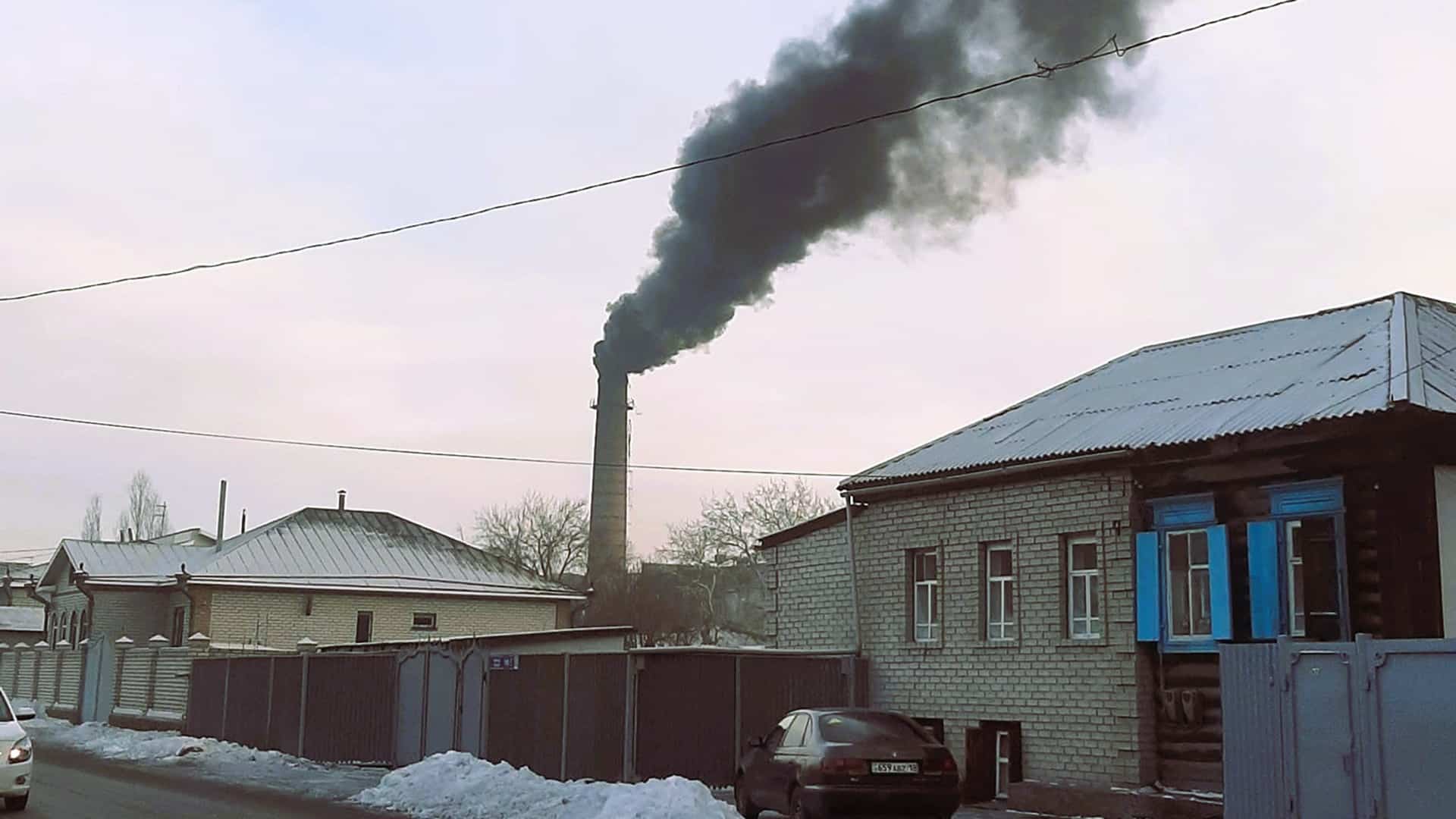 Семей қаласы ескі жылу қазандығы қою қара түтін