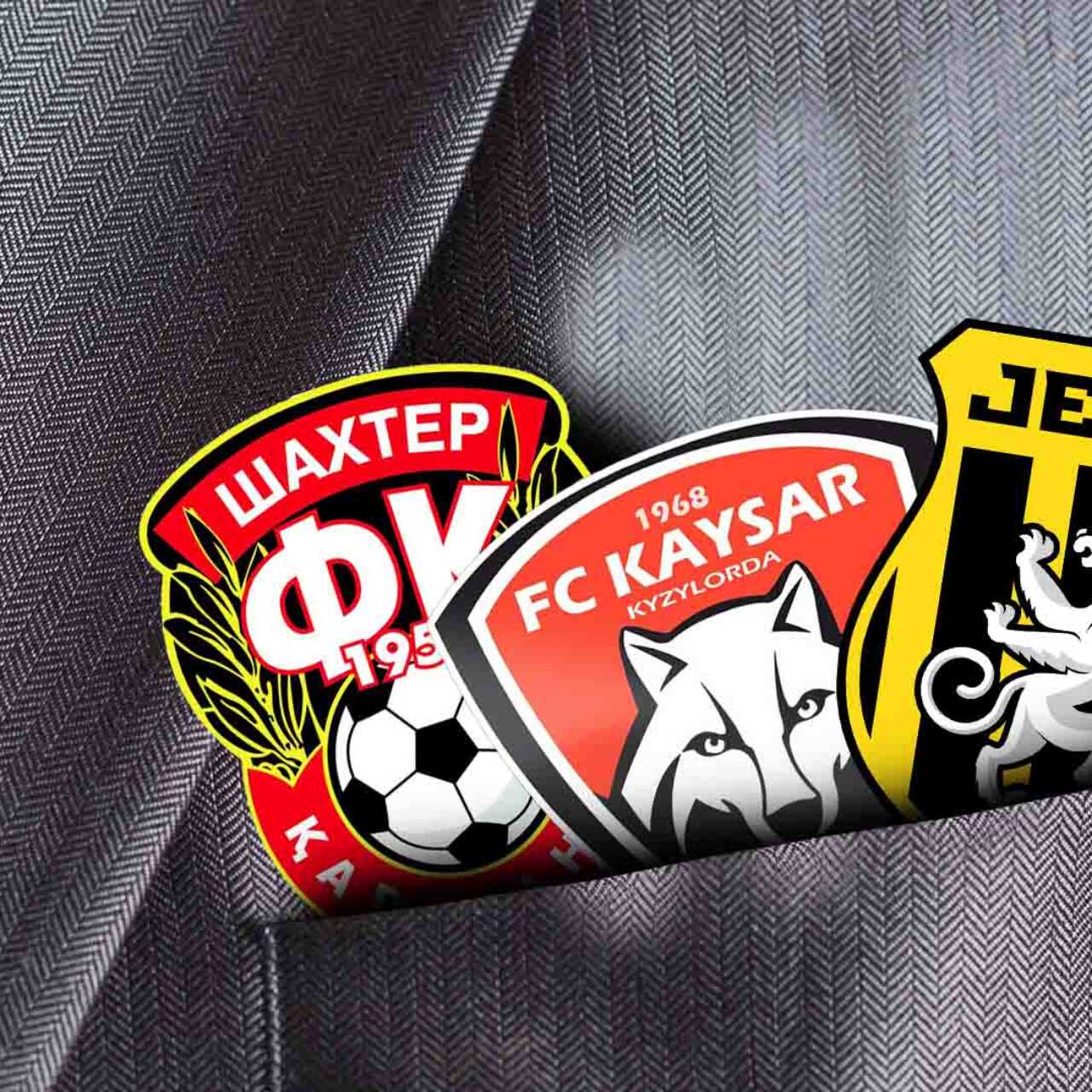 Мини юбка мен шұлық киген брюнеткалар кискаларын көрсетеді