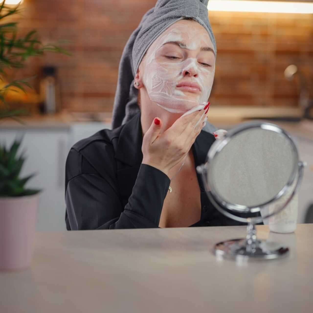 Бір топ жігіт қыздарды жалап жатыр