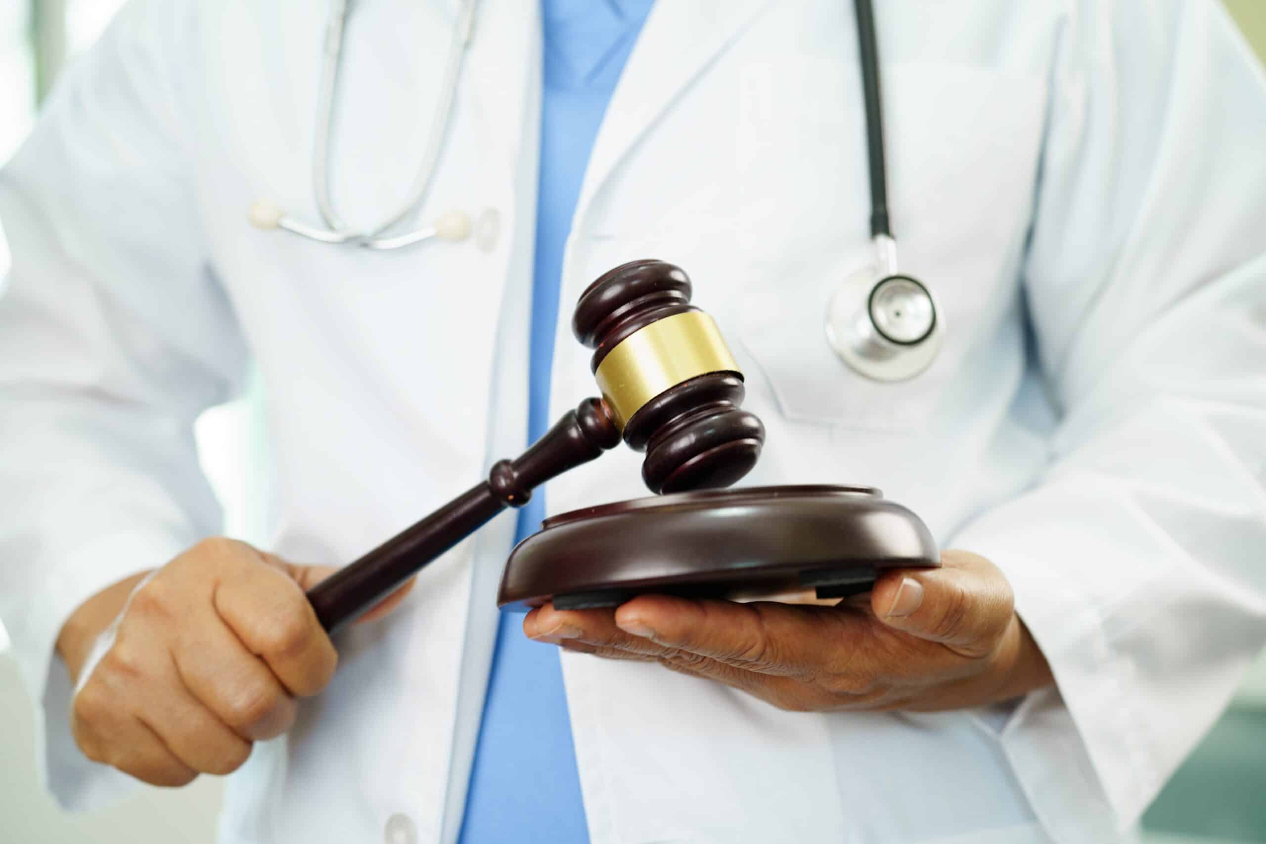 избил врача