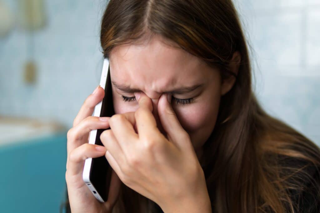 Девочка плачет