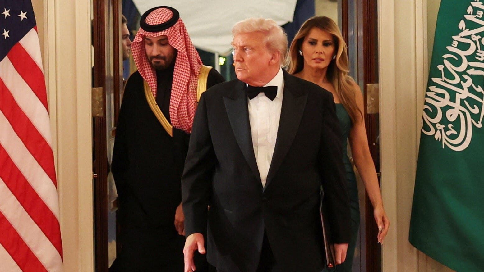 Трамп кешкі ас берді