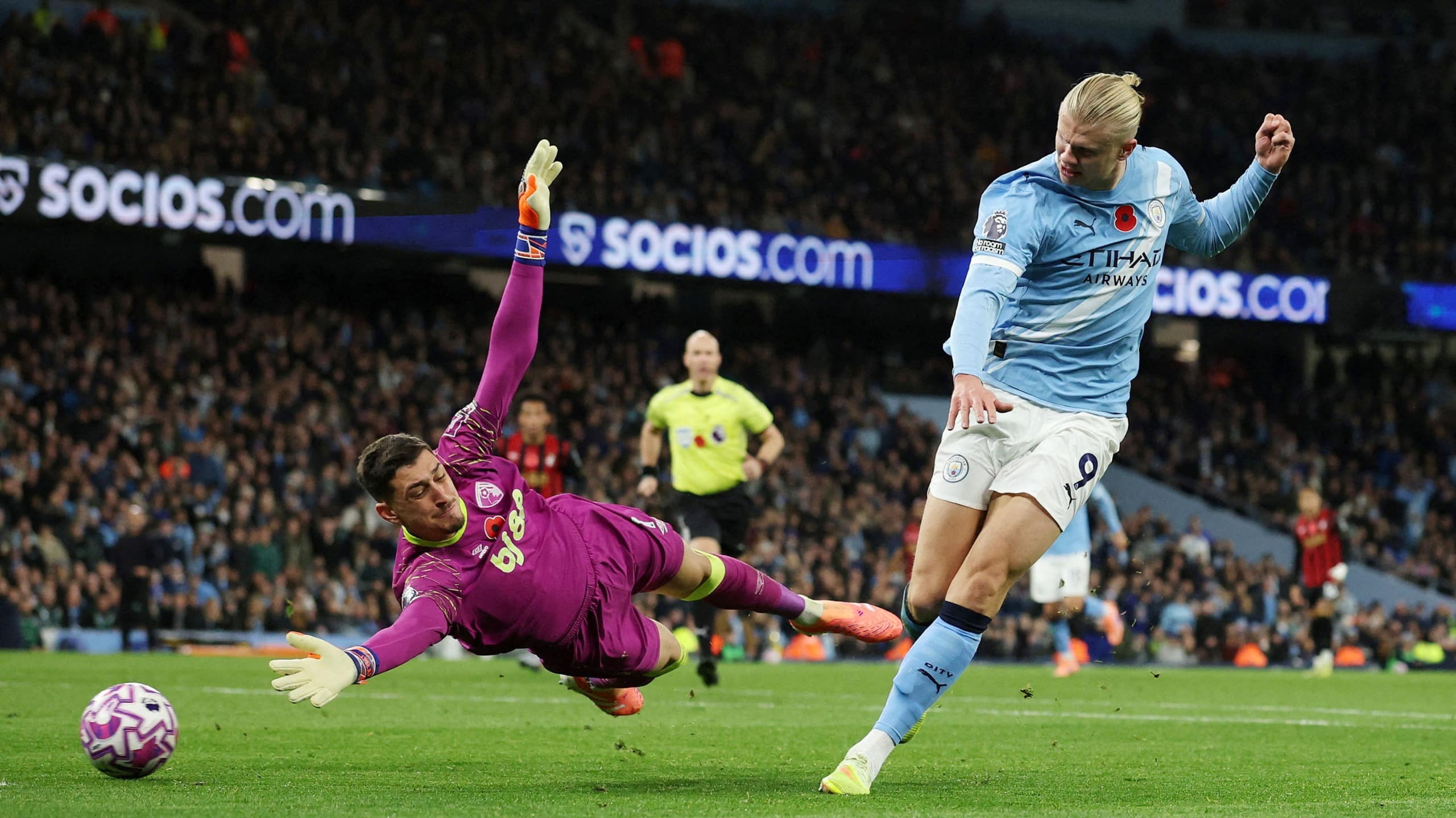 Забив два гола в ворота «Борнмута», форвард «Манчестер Сити» Эрлинг Холанд отметился дублем в четвертом домашнем матче Английской Премьер-лиги подряд.