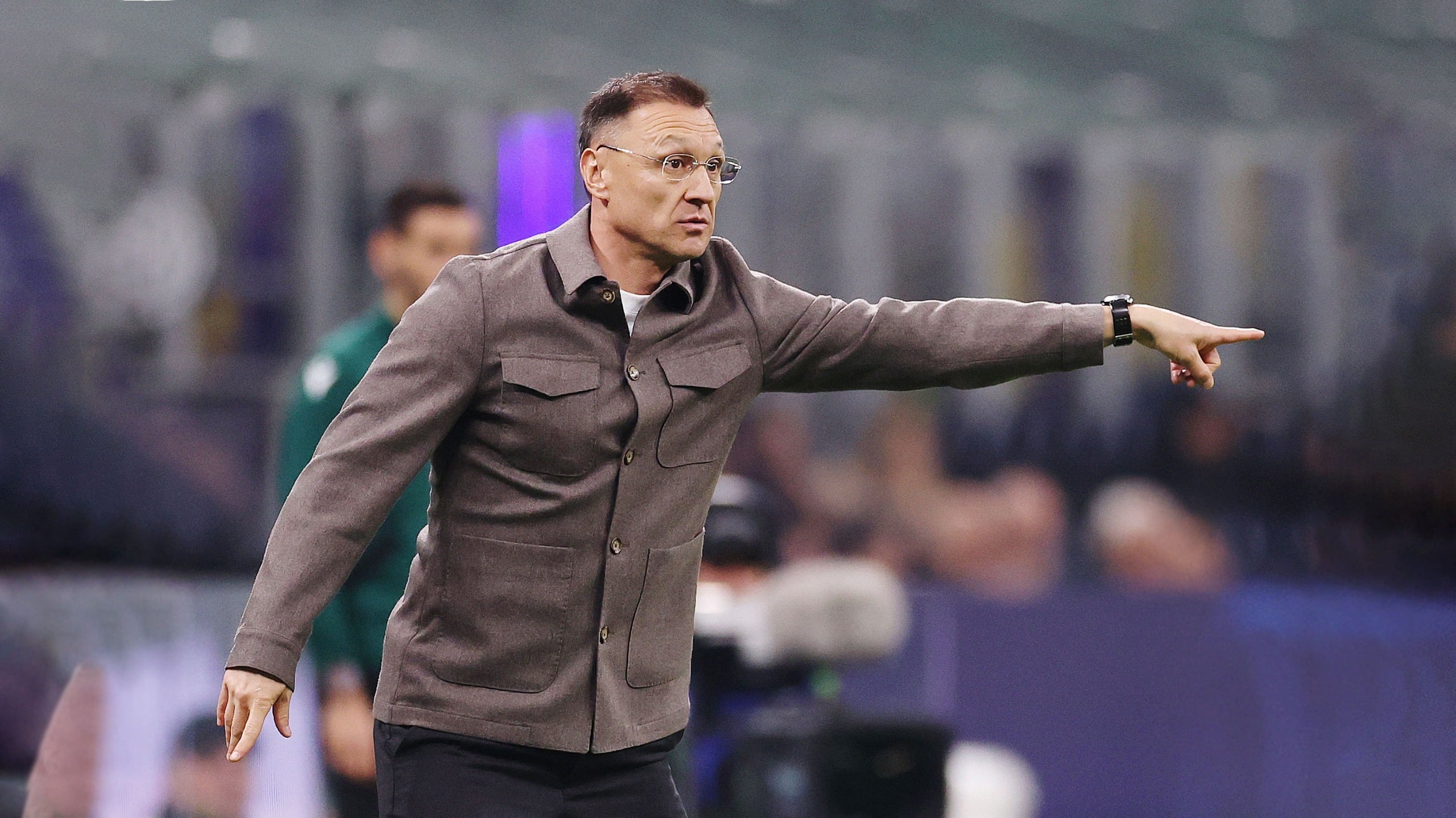 Главный тренер «Кайрата» Рафаэль Уразбахтин раздает указания своим подопечным во время матча Лиги чемпионов с «Интером»