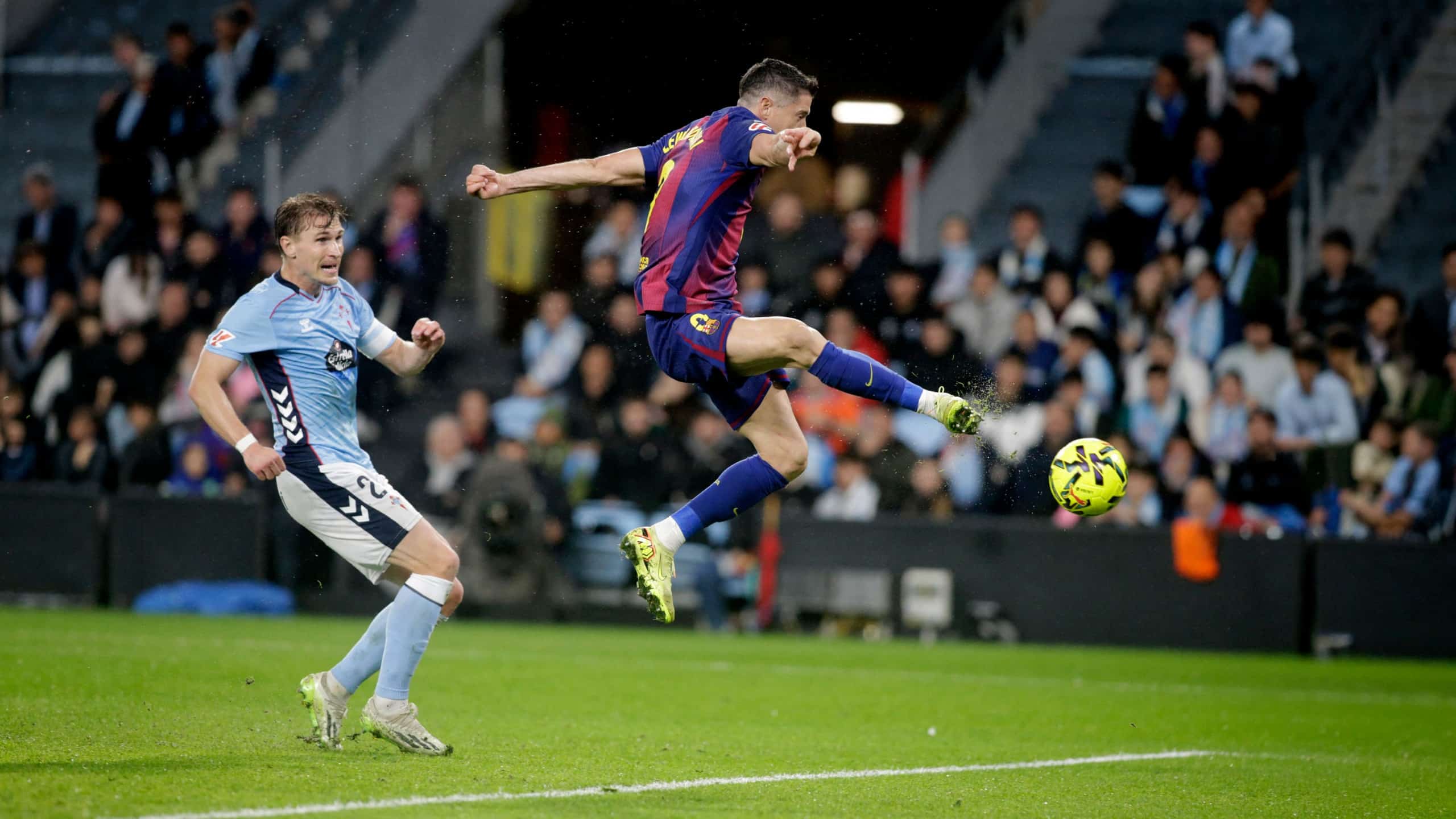 Забив три мяча в ворота «Сельты», Роберт Левандовски обошел Неймара в списке лучших бомбардиров в истории «Барселоны».