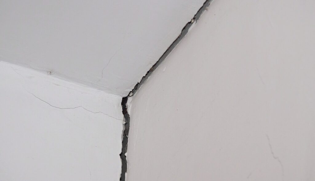 Жетісайда мектептің едені шөгіп, қабырғасы жарылып кетті