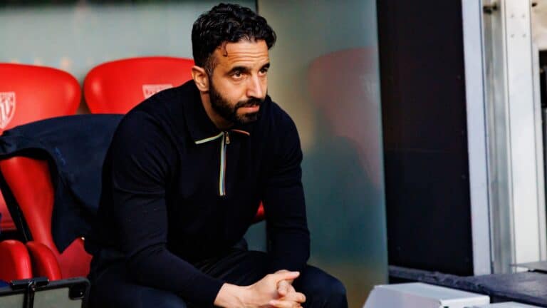 Manchester United loses first home Premier League match while holding an advantage