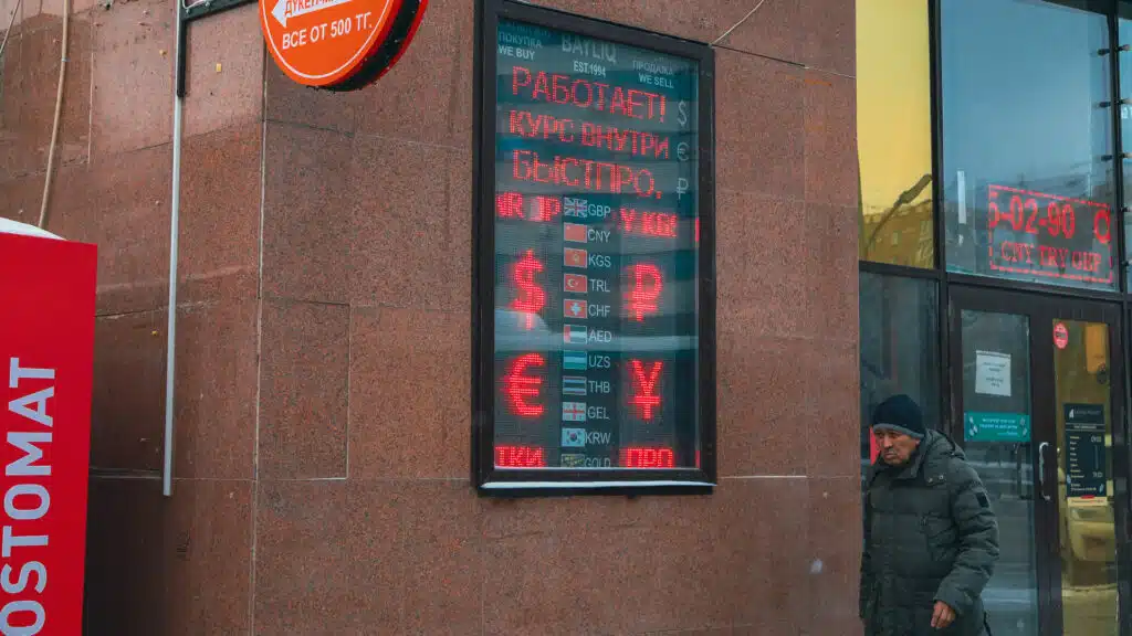 Казахстанцы резко сократили покупки российских рублей/фото: Серикжан Ковланбаев