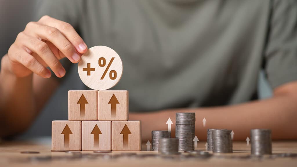 concept interest rates and dividends ,investment growth percentage and interest on deposits ,increase in interest rates ,Retirement returns ,increase of business profits,finance and investment