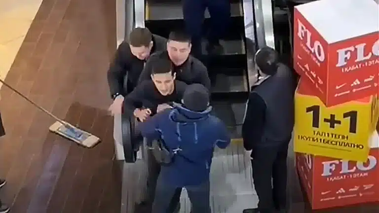 Военные силой забрали непригодного для службы сотрудника ТРЦ Астаны