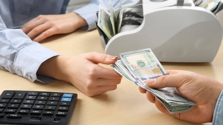 Обмен валюты и золота на сумму выше 500 тыс. тенге: новые правила с 22 декабря