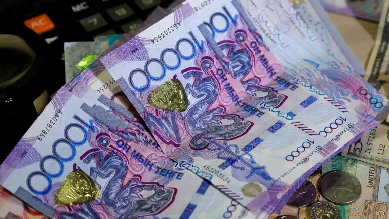 Казахстанцы «перекладывают» деньги в тенге и хранят их на депозитах – экономист