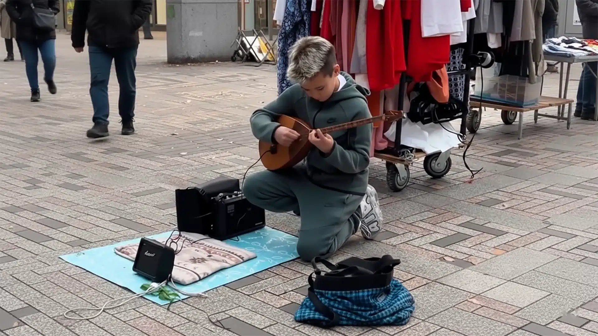 Мальчик сыграл на домбре на улице Токио и впечатлил Казнет