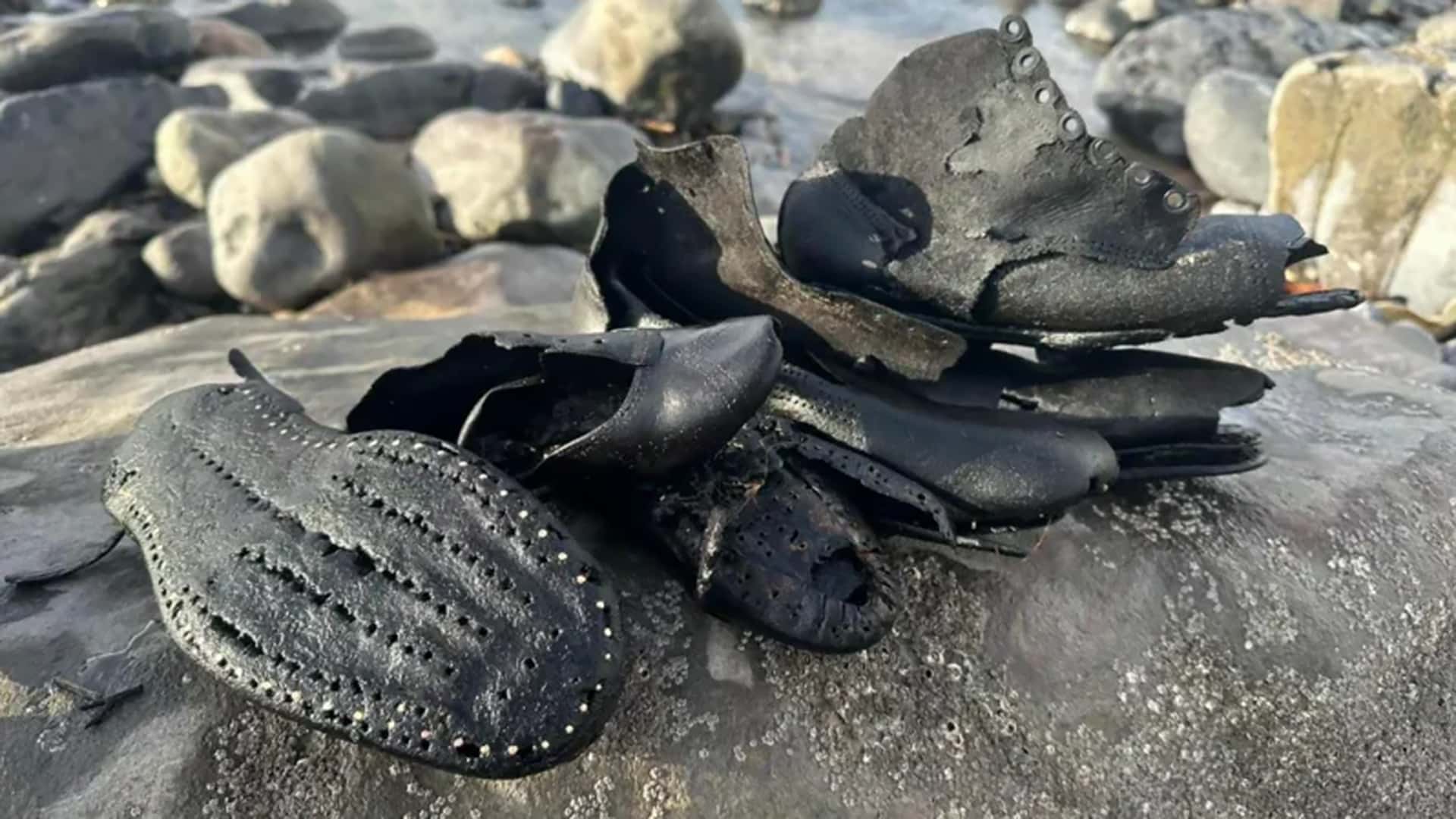 Сотни туфель и ботинок викторианской эпохи выбросило на пляж в Великобритании