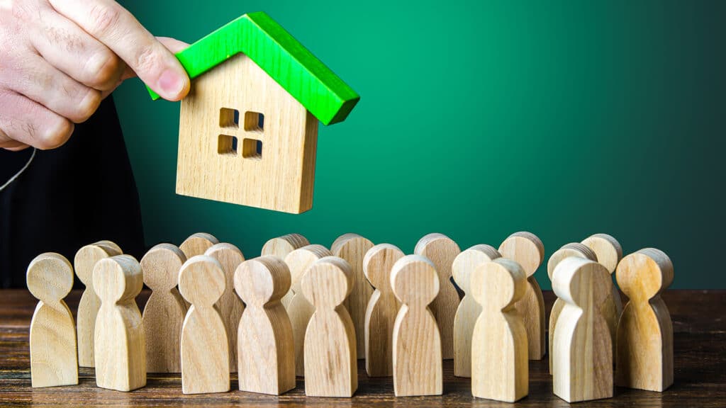 Тысячи казахстанцев могут исключить из очереди на жилье от государства/shutterstock, бильд-редактор: Серикжан Ковланбаев