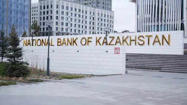 Можно ли узнать сумму на счетах своего супруга, ответили в Нацбанке