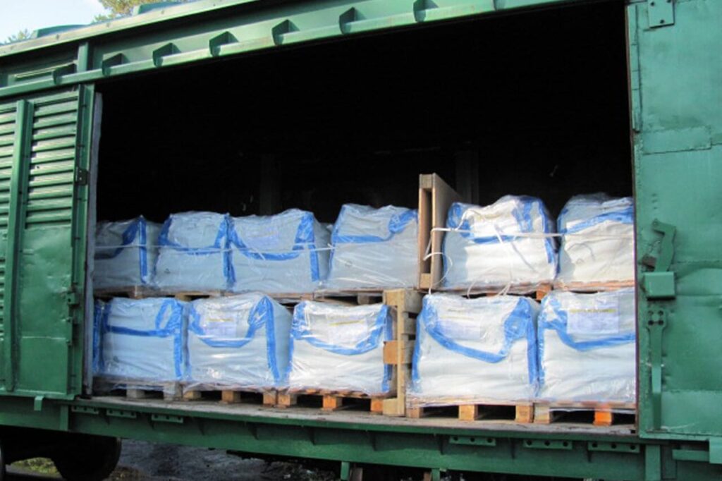 В торговые сети Актобе отправили четыре вагона соли