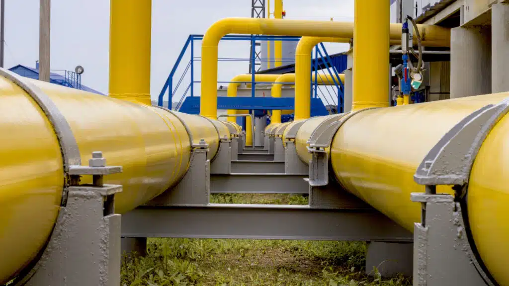 Строящая трубопроводы компания казахстанца получила 100 млн тенге прибыли/shutterstock, бильд-редактор: Адэлина Мамедова