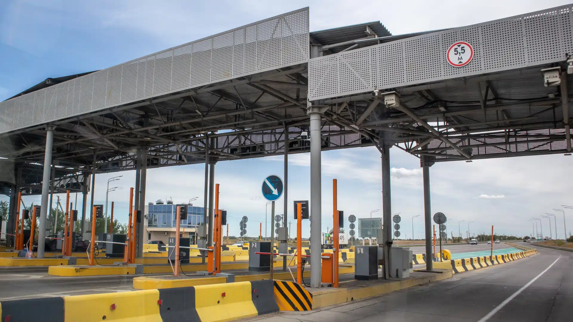 350 километров платных дорог временно станут бесплатными