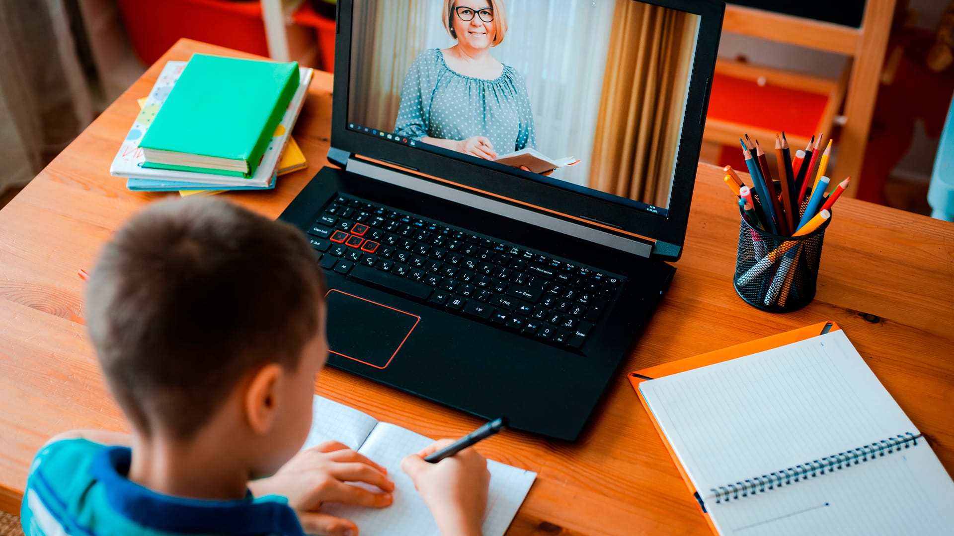 Школьников перевели на онлайн-обучение
