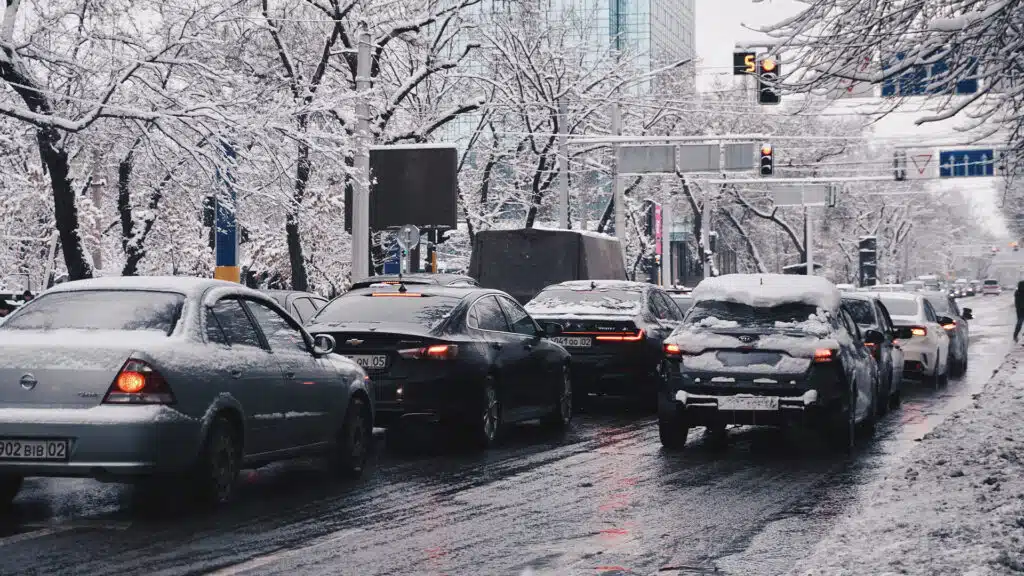 В Алматы сильный снегопад привел к 58 ДТП за ночь