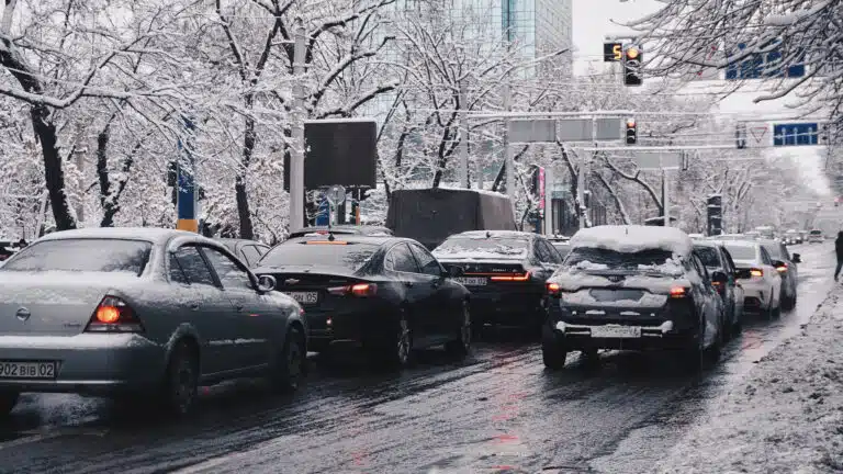 В Алматы сильный снегопад привел к 58 ДТП за ночь